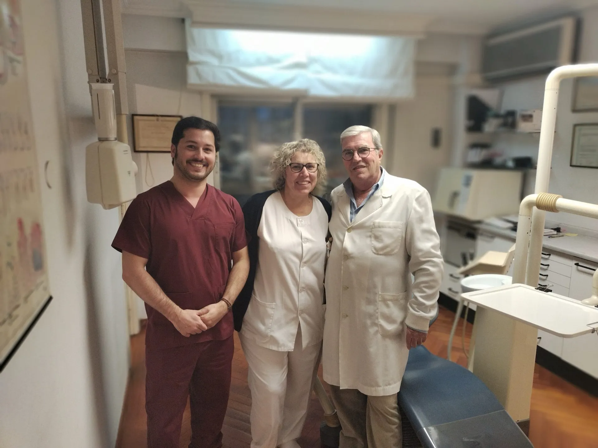 Equipo de la Clínica Dental Cendón en su gabinete de Vigo