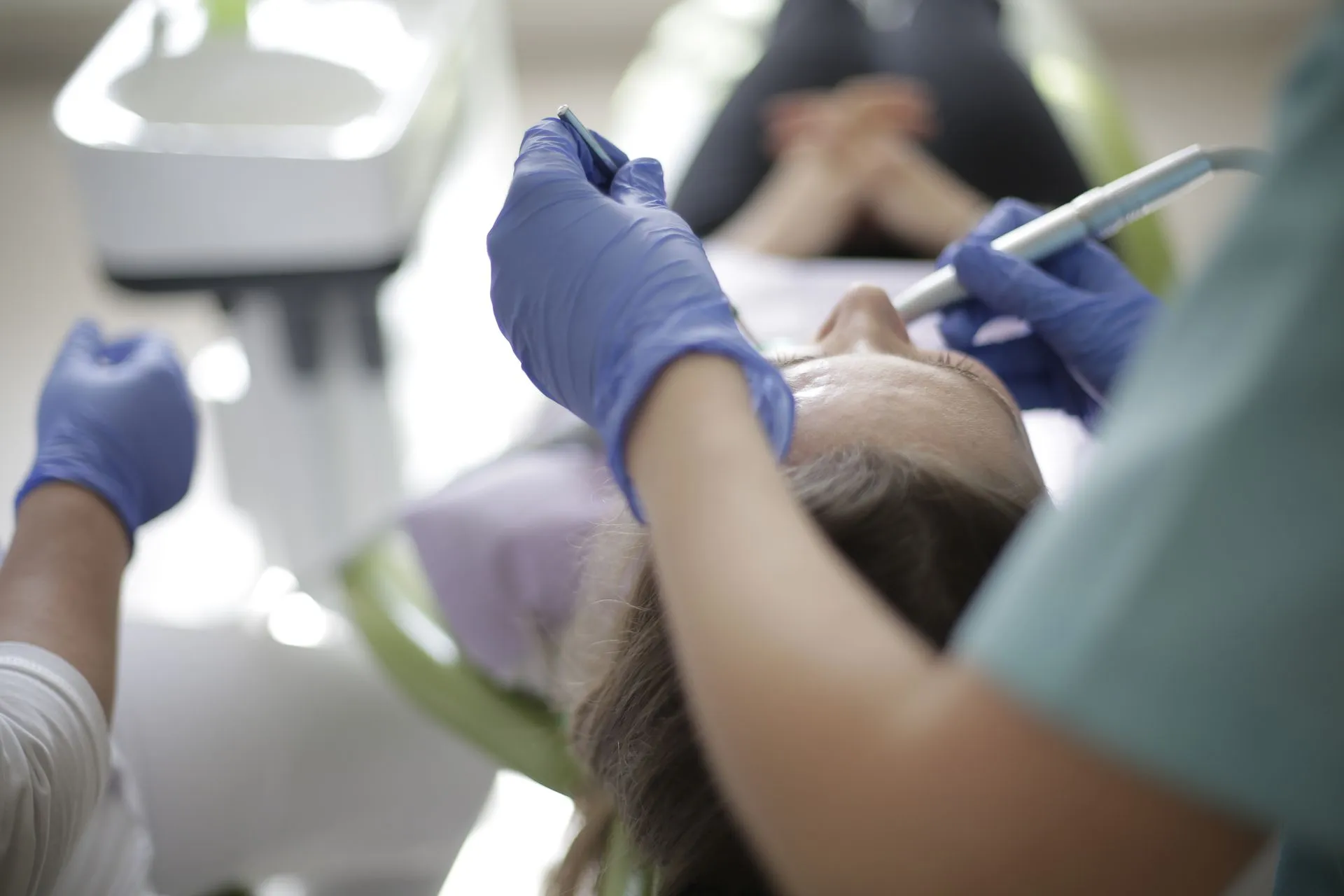 Odontólogo realizando un tratamiento conservador a una paciente en la Clínica Dental Cendón