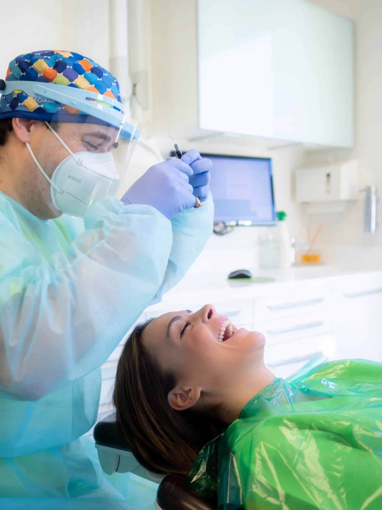 Odontólogo tratando la sonrisa de una paciente en la Clínica Dental Cendón