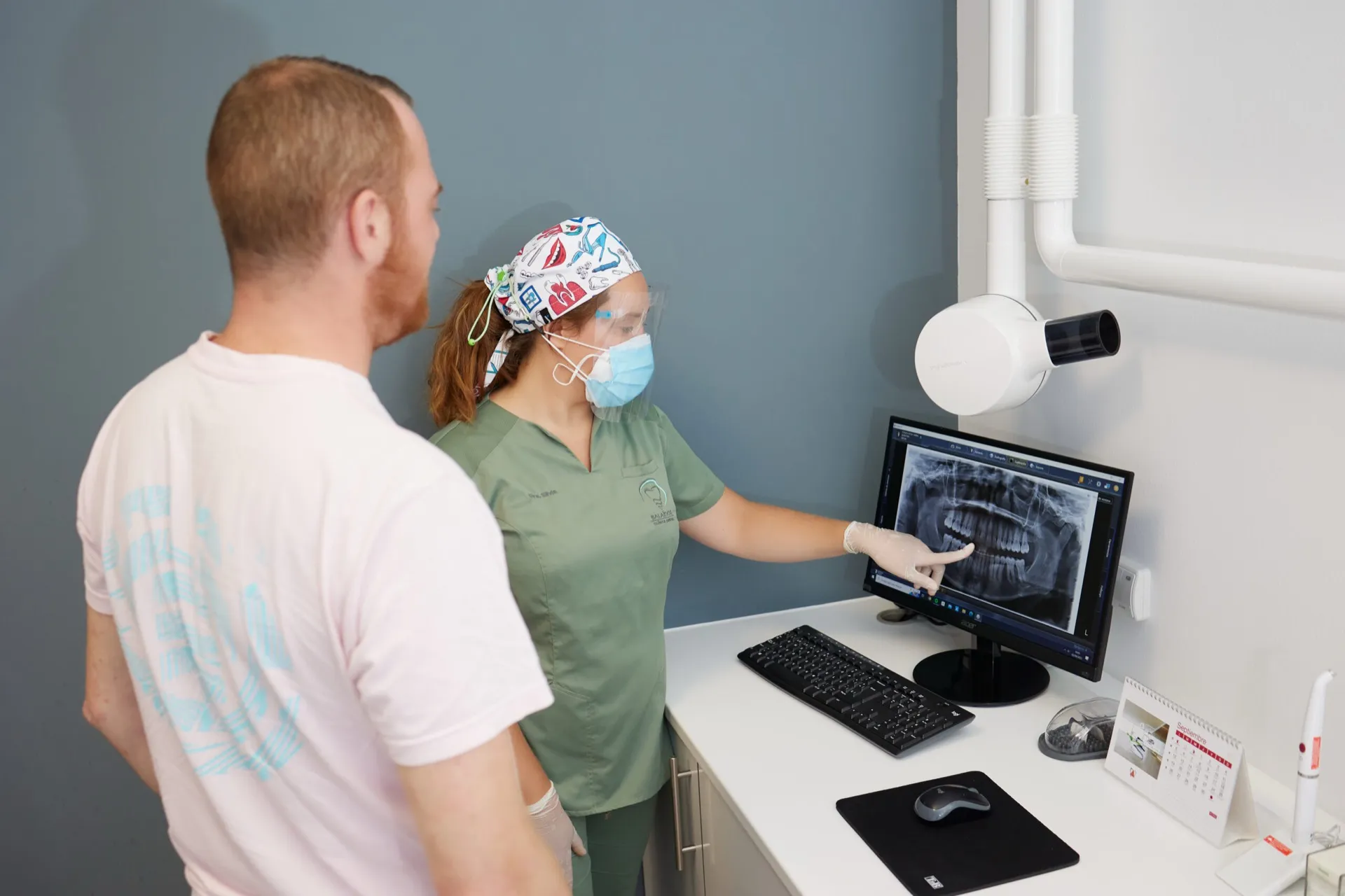Dentista y paciente revisando una radiografía panorámica en la Clínica Dental Cendón