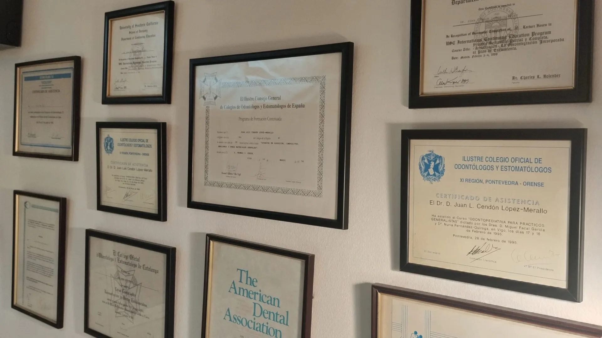 Pared con los títulos y diplomas de la Clínica Dental Cendón en Vigo
